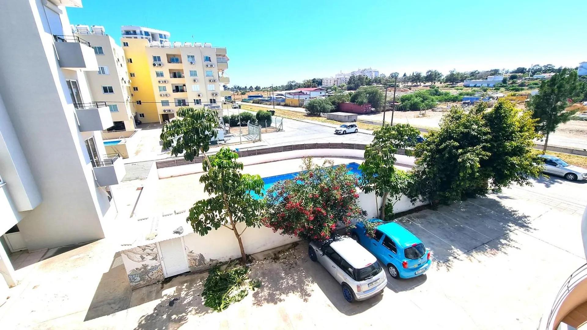 Beach Haven: 7-Minute Walk To The Beach + Pool Larnaca Apartment
