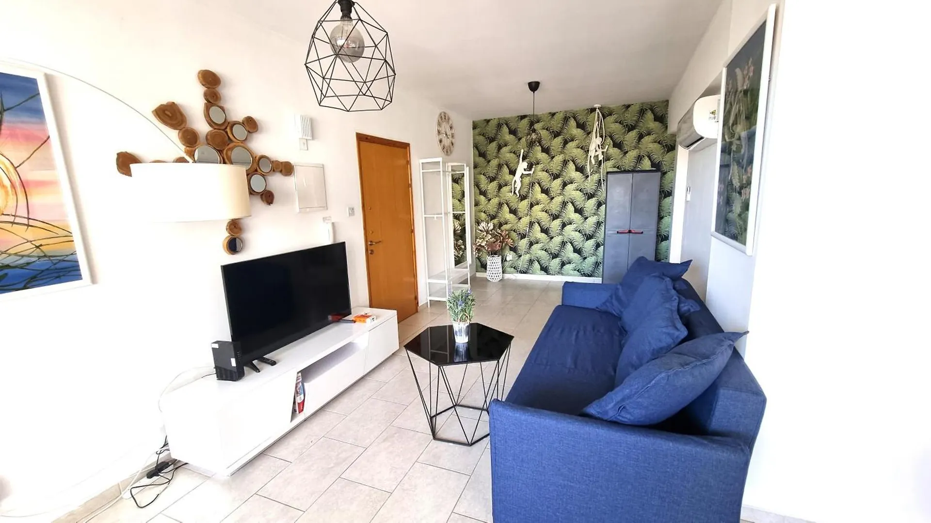 Beach Haven: 7-Minute Walk To The Beach + Pool Larnaca