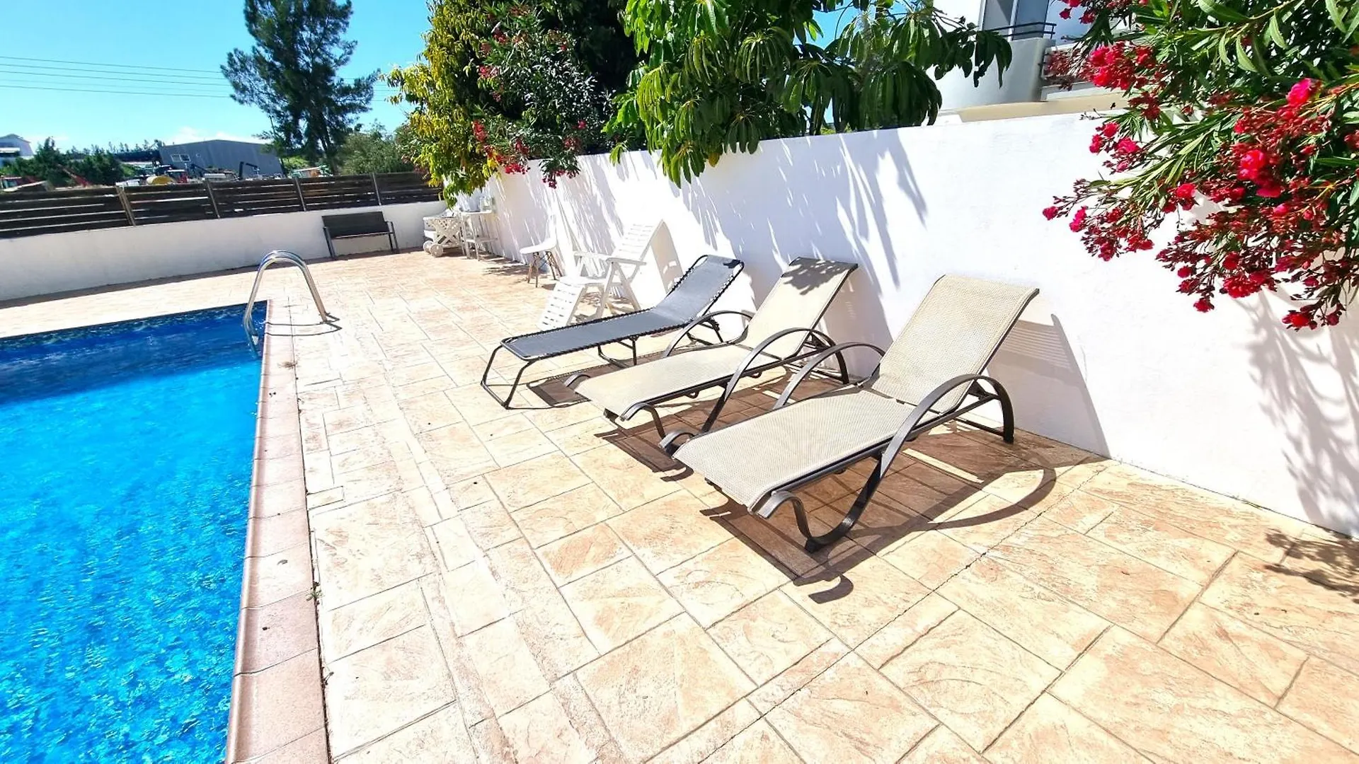 Apartment Beach Haven: 7-Minute Walk To The Beach + Pool Larnaca